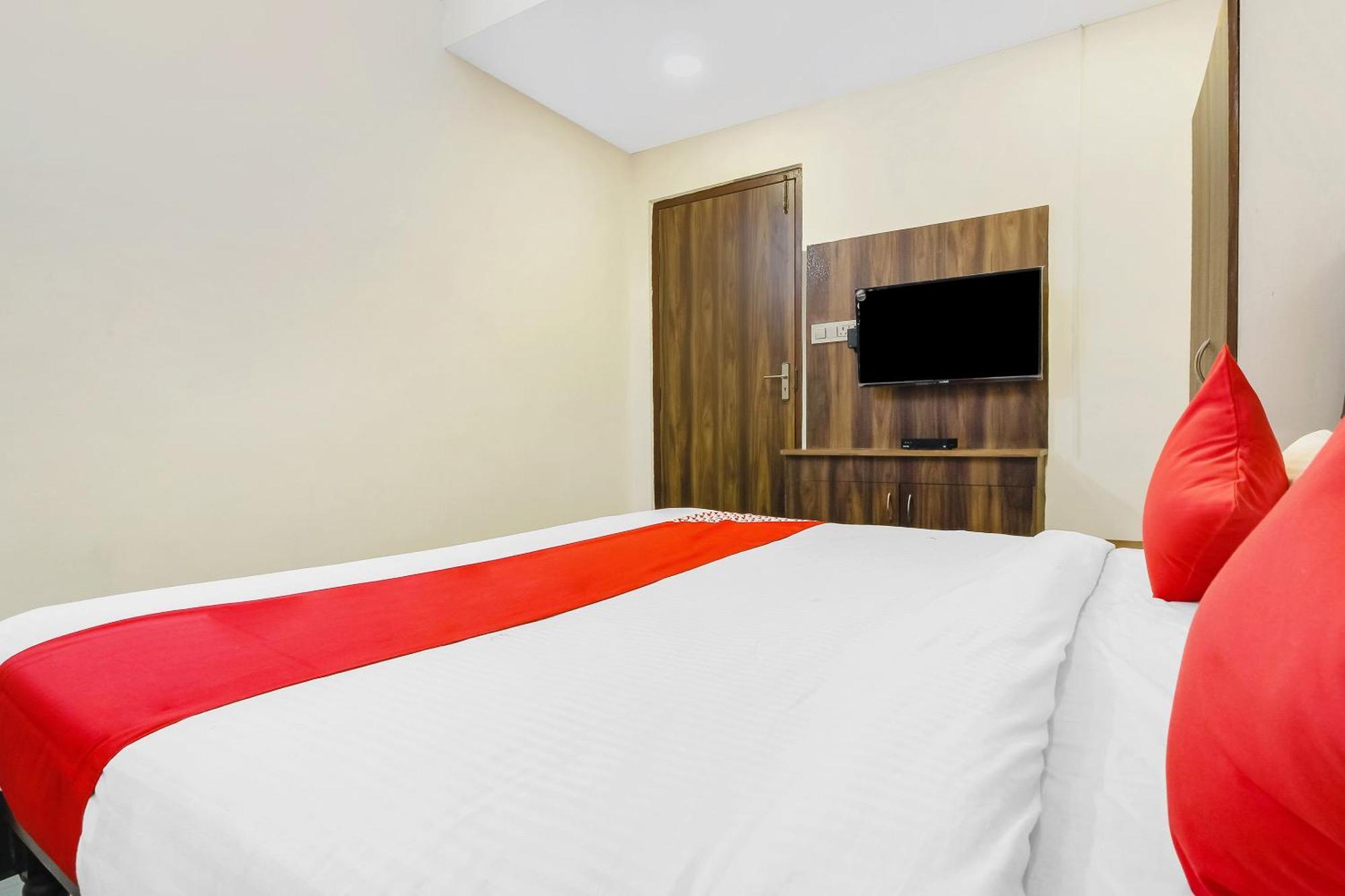 OYO 11429 Hotel Tokyo Japan Comforts Hyderabad Eksteriør billede