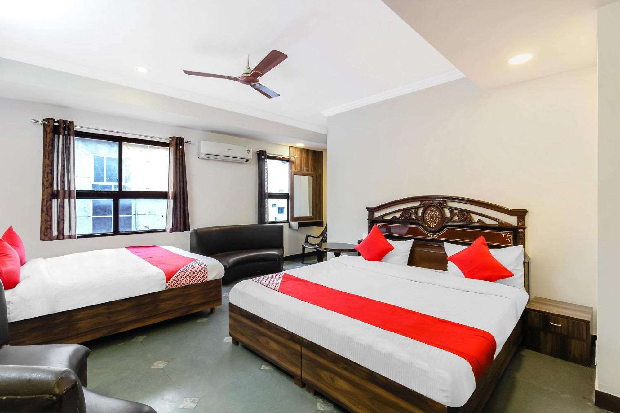 OYO 11429 Hotel Tokyo Japan Comforts Hyderabad Eksteriør billede