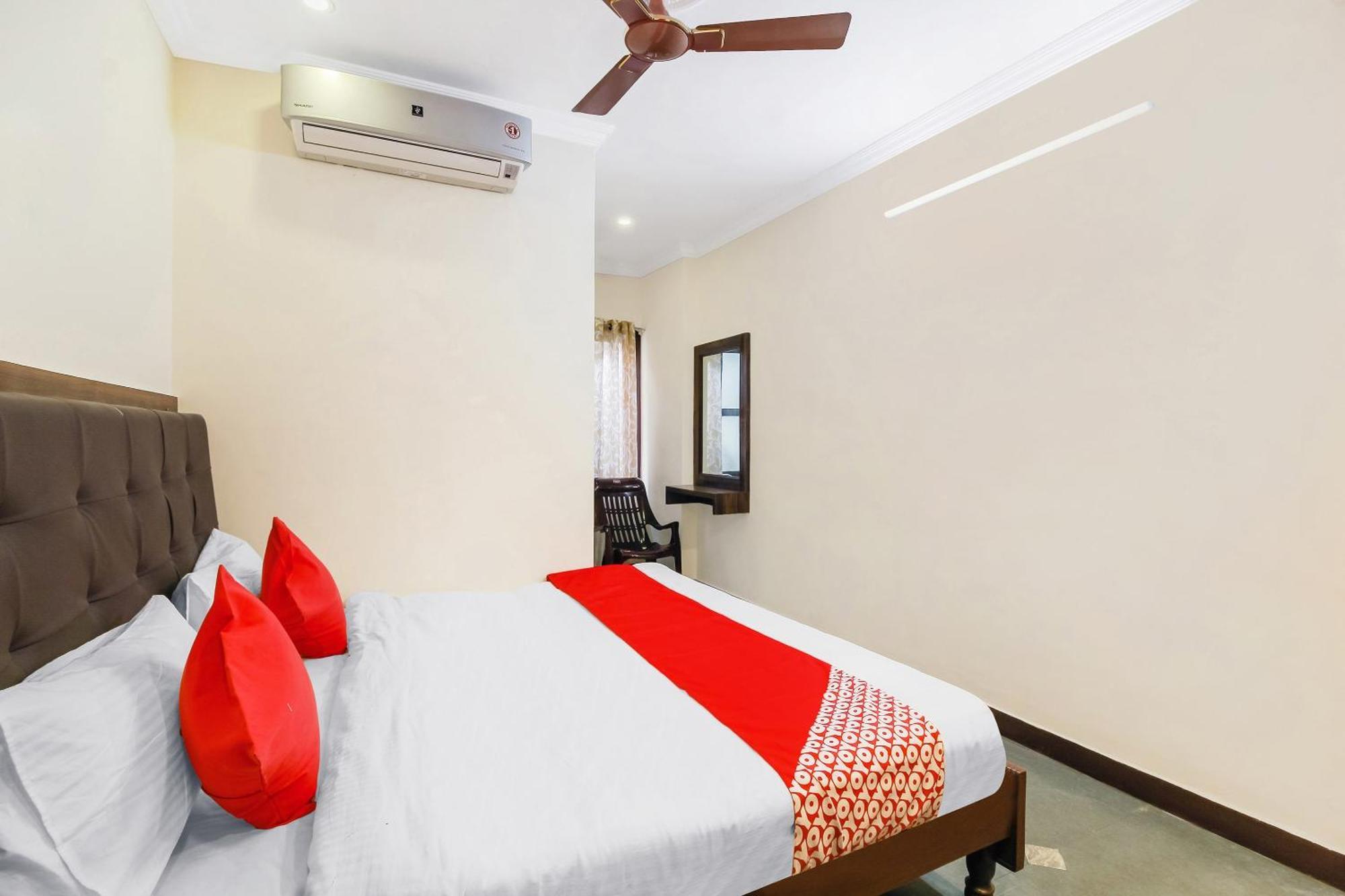 OYO 11429 Hotel Tokyo Japan Comforts Hyderabad Eksteriør billede
